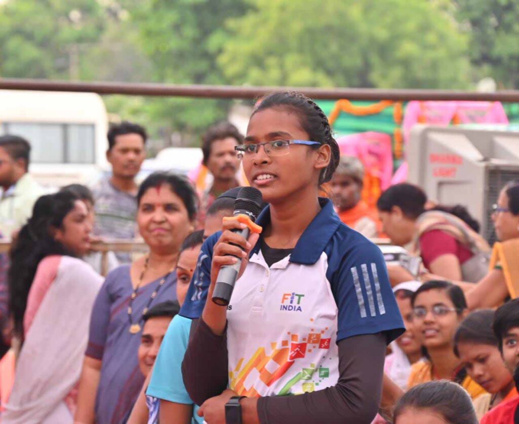 रायपुर : मुख्यमंत्री ने पूछा छत्तीसगढ़िया ओलंपिक में किसने किसने भाग लिया, इस पर जवाब देते हुए तृषा ज्योति एक्का ने बताया कि उनकी टीम को छत्तीसगढ़िया ओलंपिक में कबड्डी में पहला स्थान मिला है…