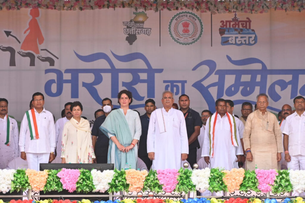 रायपुर : राज्यगीत के साथ शुरू हुआ मंचीय कार्यक्रम…