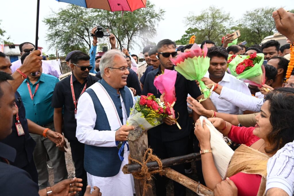 रायपुर : भेंट-मुलाकात : मुख्यमंत्री श्री भूपेश बघेल मुंगेली विधानसभा के ग्राम छतौना स्थित हेलीपैड पहुंचे…
