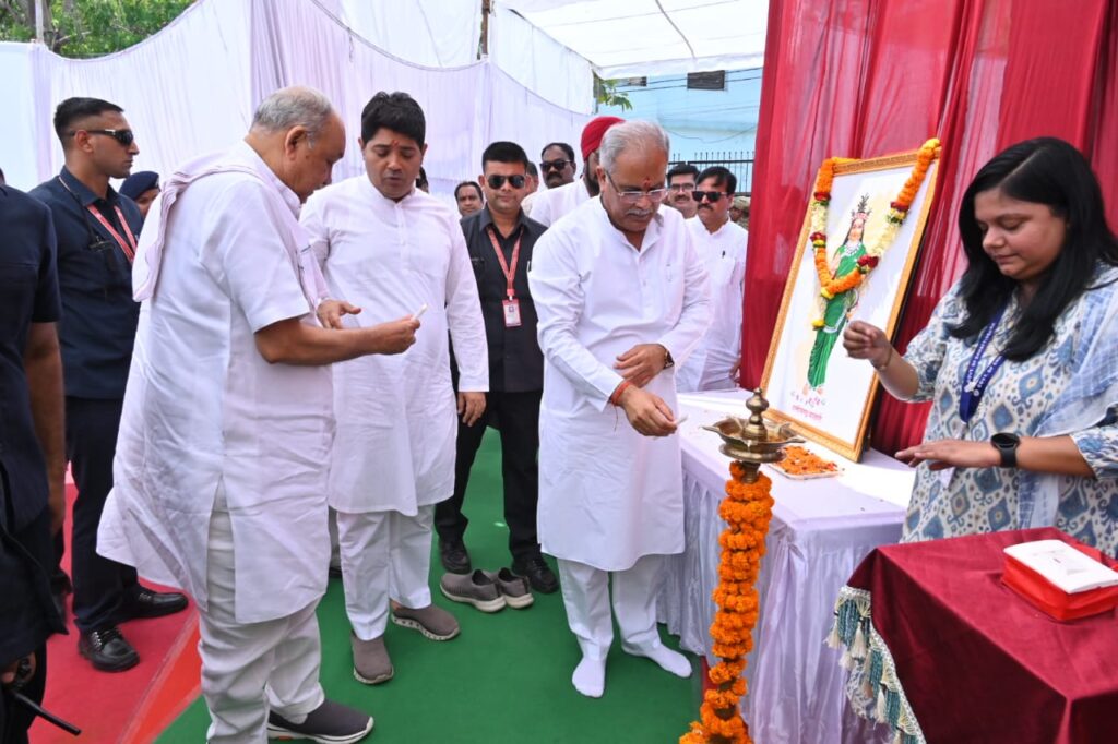 रायपुर : मुख्यमंत्री भूपेश बघेल ने छत्तीसगढ़ महतारी के छायाचित्र के समक्ष माल्यार्पण एवं दीप प्रज्ज्वलित कर रायपुर उत्तर विधानसभा के प्रगति मैदान, पंडरी में भेंट-मुलाकात कार्यक्रम की शुरुआत की…