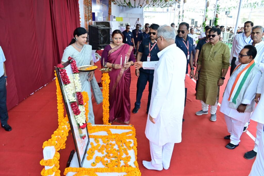 रायपुर : मुख्यमंत्री श्री भूपेश बघेल प्रदेशव्यापी भेंट-मुलाकात अभियान के तहत रायपुर पश्चिम विधानसभा के सीएसबी ग्राउंड गुढ़ियारी पर पहुंचे..