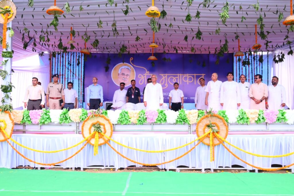 रायपुर : मुख्यमंत्री श्री भूपेश बघेल रायपुर दक्षिण विधानसभा के अंतर्गत बूढ़ा तालाब के पास निगम खेल मैदान स्थित भेंट-मुलाकात स्थल पहुंचे….