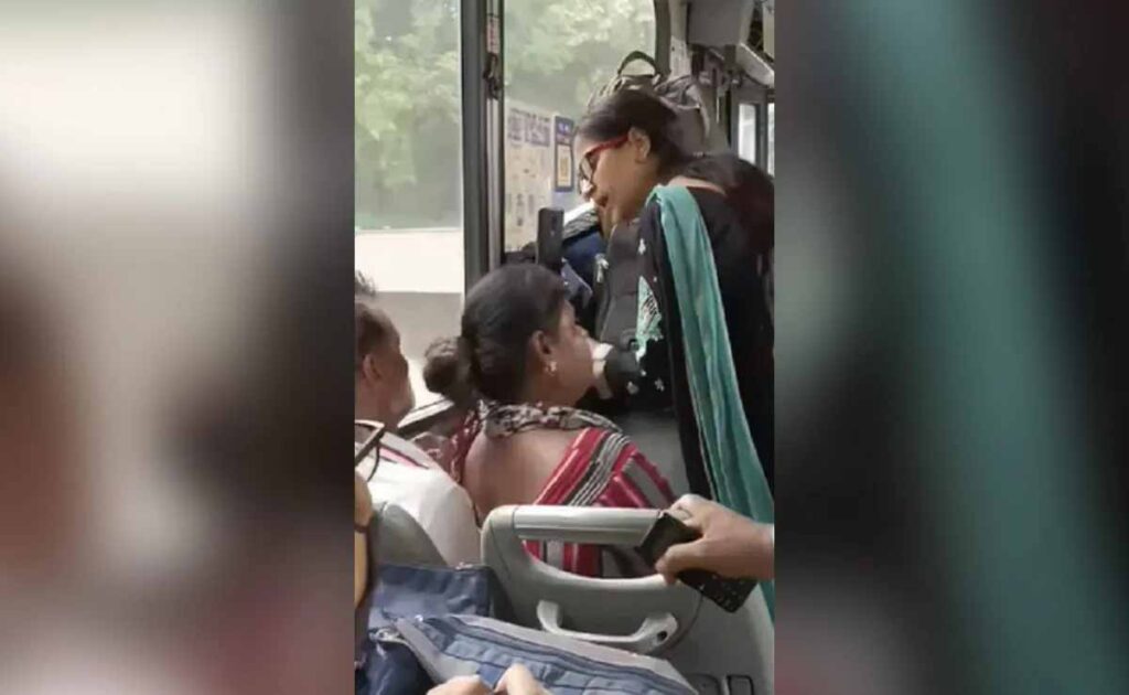 सीट को लेकर दो महिलाओं में छिड़ी ‘महाभारत’, लड़ाई देख पकड़ लेंगे सिर…