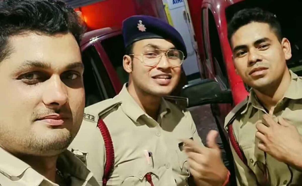 नाइट ड्यूटी में Reel बना रहे थे पुलिसकर्मी, अगले ही पल हुआ कुछ ऐसा कि वायरल हो गई Video…