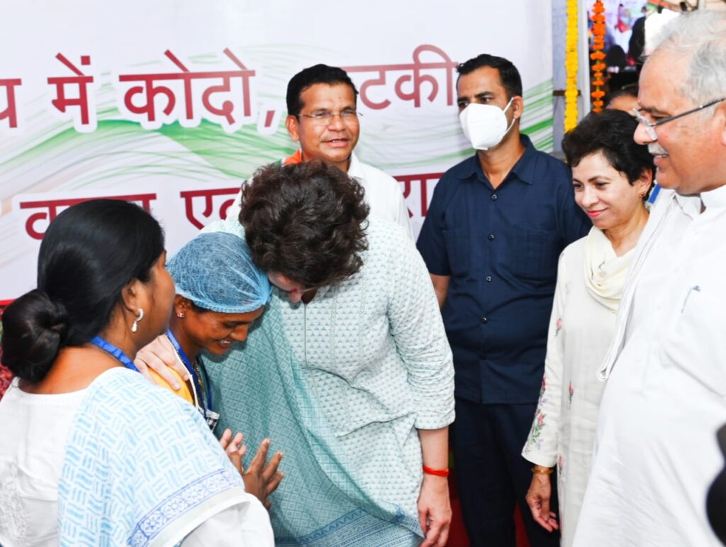 रायपुर : जब श्रीमती प्रियंका गांधी ने अबूझमाड़ की मानमती पोटाई को लगा लिया गले..कहा आप लोग बहुत अच्छा काम कर रही हैं..