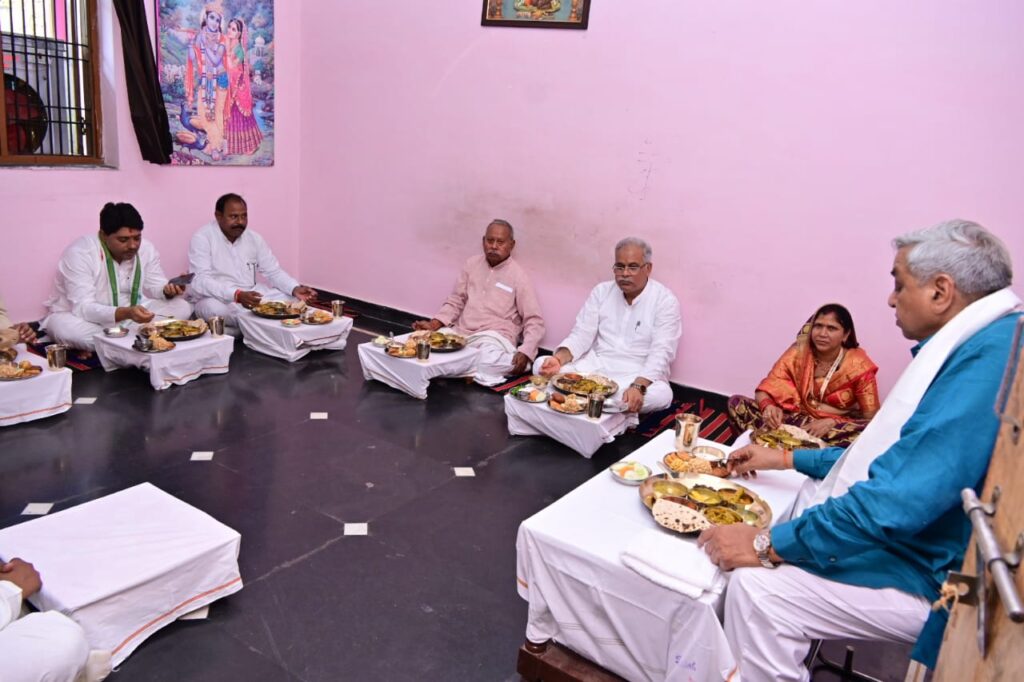 रायपुर : मुख्यमंत्री श्री भूपेश बघेल ने बोरियाखुर्द के श्री मोहन साहू के घर लिया स्वादिष्ट छत्तीसगढ़ी भोजन का स्वाद…