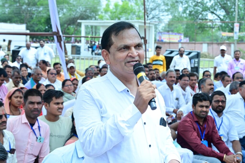 रायपुर : मुख्यमंत्री से बात करते हुए भखारा निवासी किसान ने बताया कि वर्मी कंपोस्ट डालने से फसल में बीमारी नहीं हो रही है…