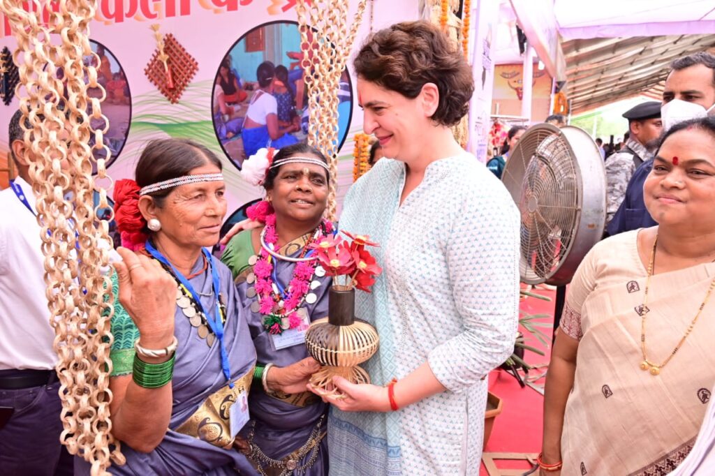 रायपुर : अबूझमाड़ की नक्सल पीड़ित महिलाओं ने मुख्यमंत्री श्री भूपेश बघेल और विशिष्ट अतिथि श्रीमती प्रियंका गांधी वाड्रा को बताए अपने स्वावलंबन की कहानी..