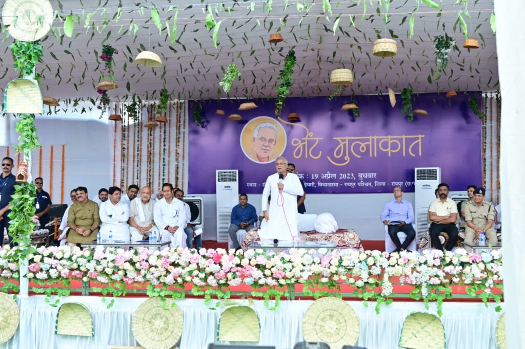 रायपुर : मुख्यमंत्री लोगों से राशन कार्ड और पीडीएस का फीडबैक ले रहे हैं…
