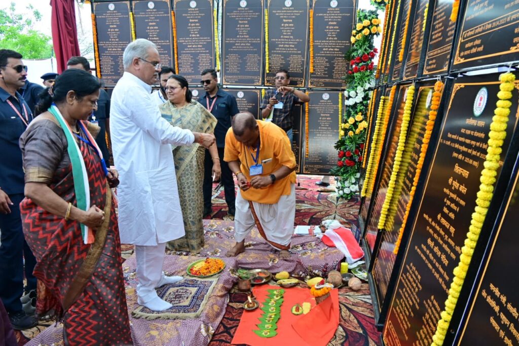 रायपुर : मुख्यमंत्री श्री भूपेश बघेल ने किया 82 करोड़ 39 लाख 05 हजार रूपये के 65 निर्माण कार्यों का लोकार्पण-शिलान्यास…