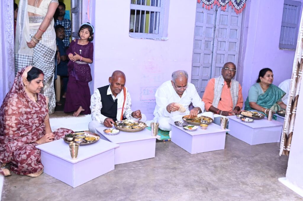 रायपुर : मुख्यमंत्री श्री भूपेश बघेल ने जायसवाल परिवार के घर लिया छत्तीसगढ़ी भोजन का स्वाद…