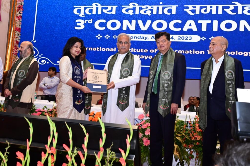 रायपुर : ट्रिपलआईटी रायपुर के दीक्षांत समारोह में मुख्यमंत्री श्री भूपेश बघेल ने विद्यार्थियों को मैडल तथा डिग्री प्रदान की…