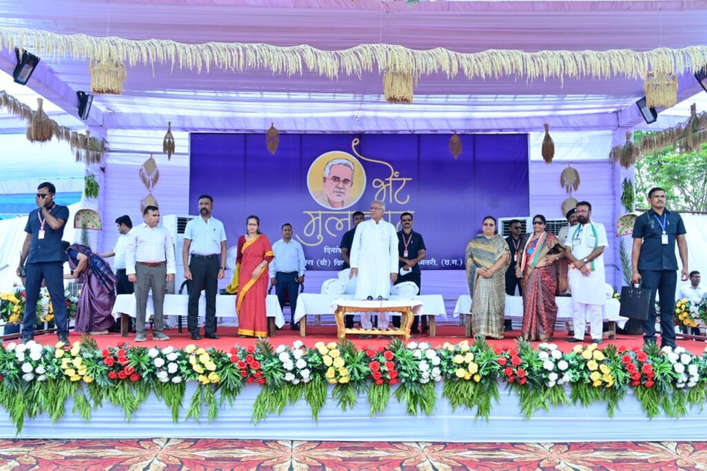 रायपुर : मुख्यमंत्री श्री भूपेश बघेल कुरूद विधानसभा के ग्राम सेमरा स्थित भेंट-मुलाकात स्थल पर पहुंचे..