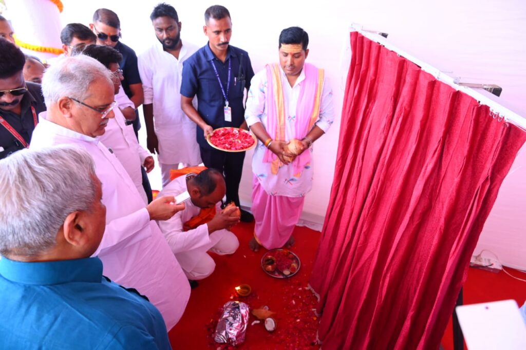 रायपुर : मुख्यमंत्री श्री बघेल ने माना कैम्प में जल प्रदाय योजना का किया भूमिपूजन..
