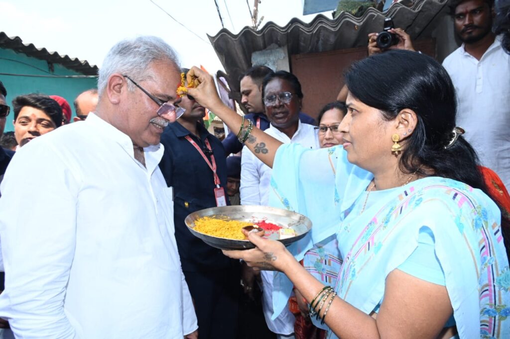रायपुर : मुख्यमंत्री श्री भूपेश बघेल ने छत्तीसगढ़ी तड़का लगा मुनगा-बड़ी, जिमी कांदा, लाल भाजी, बोहार भाजी, खट्टा भिंडी और कुम्हड़ा का लिया स्वाद…