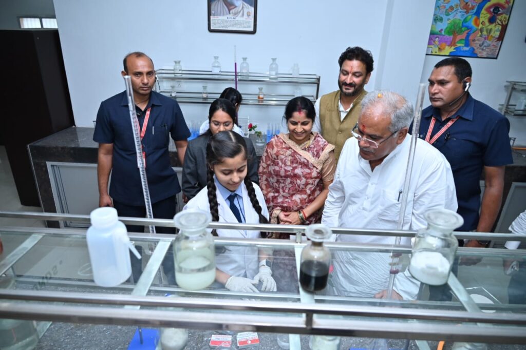 रायपुर : छात्र ने सुनाया गीता का श्लोक, धर्मक्षेत्रे कुरुक्षेत्रे समवेता युयुत्सवः, मामकाः पाण्डवाश्चैव किमकुर्वत सञ्जय…