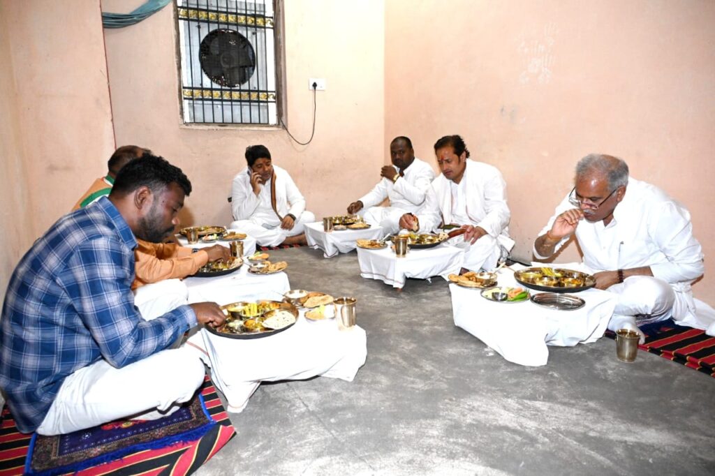 रायपुर  : मुख्यमंत्री श्री भूपेश बघेल ने यादव परिवार के घर लिया स्वादिष्ट छत्तीसगढ़ी भोजन का आनंद…