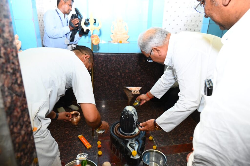 रायपुर : मुख्यमंत्री श्री भूपेश बघेल ने लालपुर स्थित शीतला माता मंदिर और नागेश्वर शिव शक्ति मंदिर में पूजा अर्चना कर प्रदेशवासियों की खुशहाली और समृद्धि की कामना की…