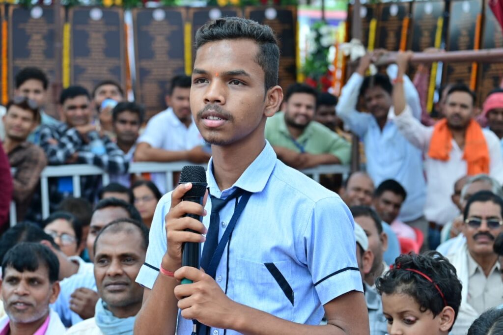 रायपुर : मुख्यमंत्री से बात करते हुए स्वामी आत्मानंद अंग्रेजी माध्यम स्कूल के छात्र प्रियांशु दास मानिकपुरी ने बताया कि उन्हें स्कूल में अच्छी सुविधाएं मिल रही हैं…