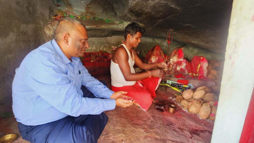 जशपुरनगर : मुख्यमंत्री के सलाहकार ने मधेश्वर महादेव मंदिर में की पूजा अर्चना कर प्रदेशवासियों के सुख समृद्धि के लिए की प्रार्थना…
