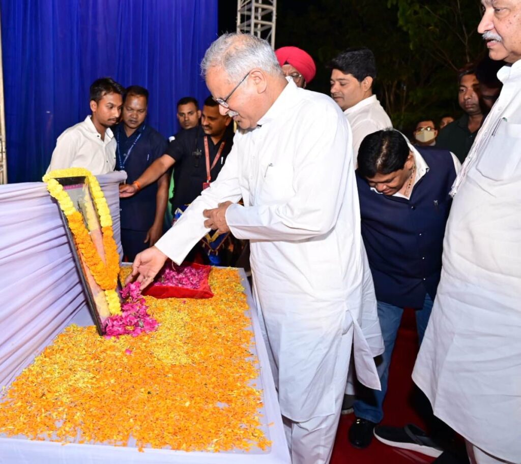 रायपुर : शहीद नंदकुमार पटेल किसान, मजदूर, आदिवासी, महिला, युवाओं के अधिकारों के लिए सदैव मुखर रहे: मुख्यमंत्री श्री बघेल
