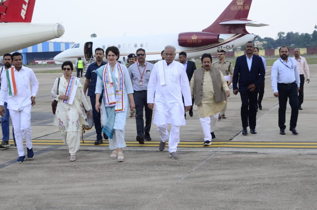 रायपुर : मुख्यमंत्री श्री भूपेश बघेल और विशिष्ठ अतिथि श्रीमती प्रियंका गांधी जगदलपुर में ‘भरोसे का सम्मेलन’ में शामिल होने दन्तेश्वरी एयरपोर्ट पहुंचे..