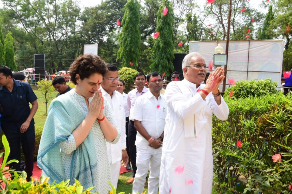 रायपुर : भरोसे का सम्मेलन कार्यक्रम में शामिल होने पहुँचे मुख्यमंत्री भूपेश बघेल और कार्यक्रम की विशिष्ट अतिथि श्रीमती प्रियंका गांधी ने जगदलपुर में लालबाग मैदान के निकट स्थित डॉ.अम्बेडकर की प्रतिमा पर श्रद्धासुमन अर्पित किए…