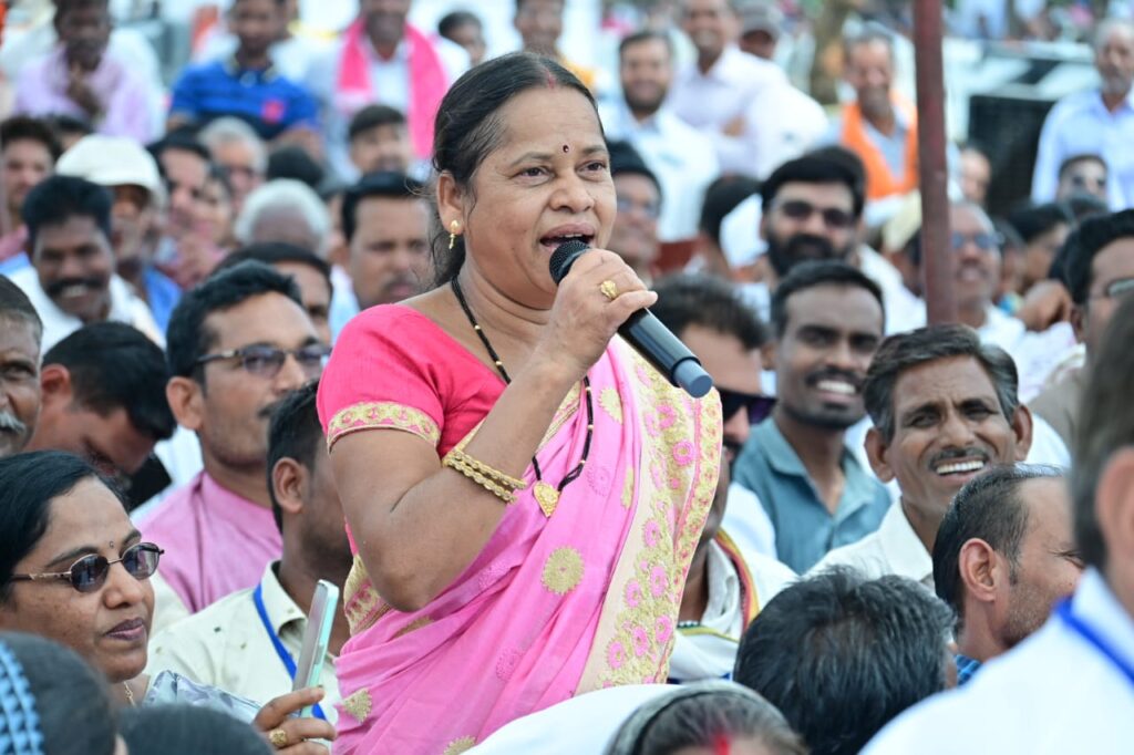 रायपुर : झिरिया निवासी अनुसुइया ने बताया कि 15 -20 हजार का गोबर बेच चुकी हूं, मुख्यमंत्री ने उन्हें बधाई दी..