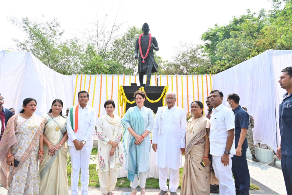 रायपुर : मुख्यमंत्री श्री भूपेश बघेल और कार्यक्रम की विशिष्ट अतिथि श्रीमती प्रियंका गांधी ने पं. नेहरू की मूर्ति पर श्रद्धा सुमन अर्पित किए…