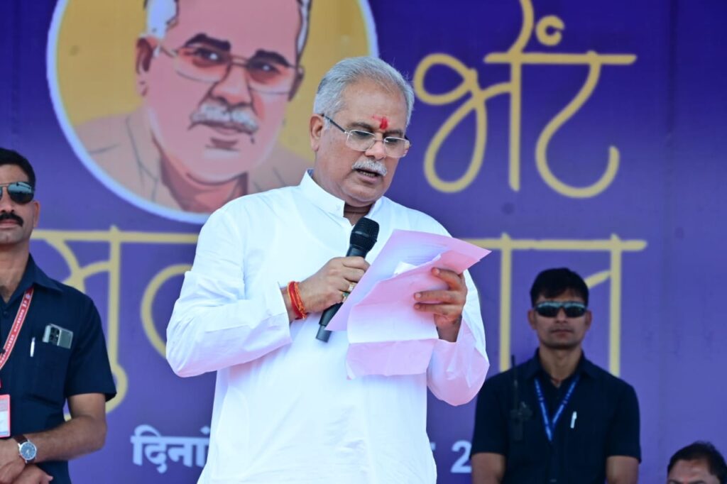 रायपुर : मुख्यमंत्री श्री भूपेश बघेल द्वारा धमतरी जिले के विधानसभा क्षेत्र कुरूद के ग्राम सेमरा बी में आयोजित भेंट-मुलाकात में की गई महत्वपूर्ण घोषणाएं…
