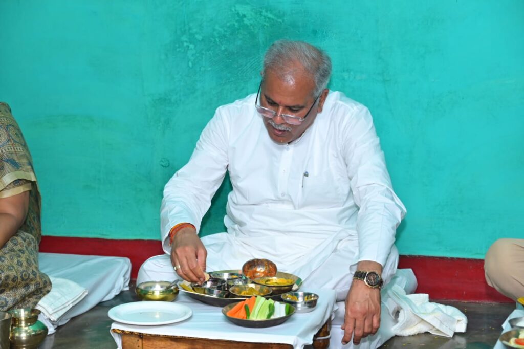 रायपुर : मुख्यमंत्री ने सेमरा-बी के किसान श्री रमेश सिन्हा के घर परिवार के साथ किया भोजन..