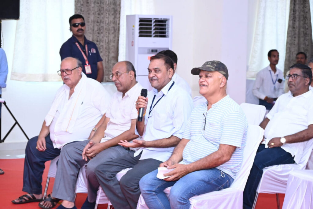 रायपुर : मुख्यमंत्री श्री भूपेश बघेल कुरुद विश्राम गृह में सामाजिक संगठनों से भेंट-मुलाक़ात कर रहे हैं…