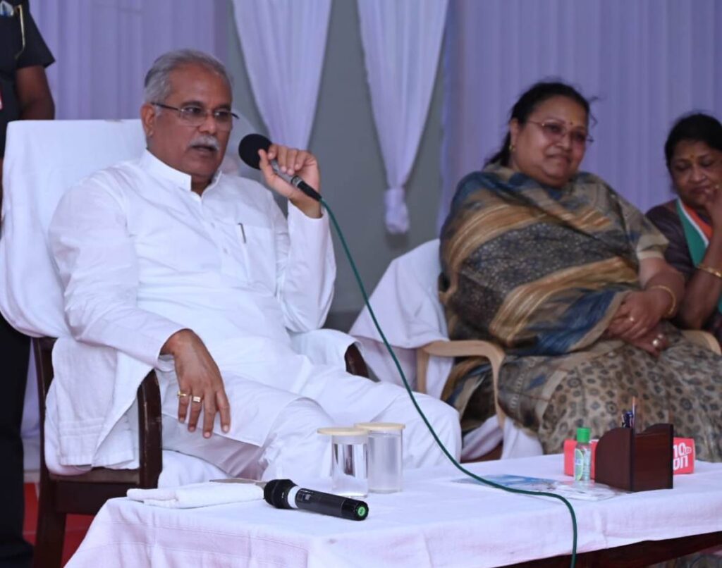 रायपुर : भेंट मुलाकात: कुरुद विधानसभा क्षेत्र: मुख्यमंत्री श्री भूपेश बघेल ने विभिन्न प्रतिनिधि मंडलों से की मुलाकात…