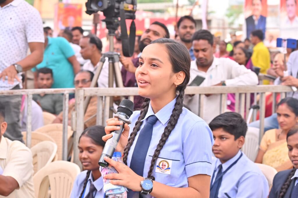 रायपुर : स्वामी आत्मानंद स्कूल, सेक्टर ६ की छात्रा यागिनी देवांगन ने अपने स्कूल के बारे में मुख्यमंत्री को अंग्रेजी में बताया…
