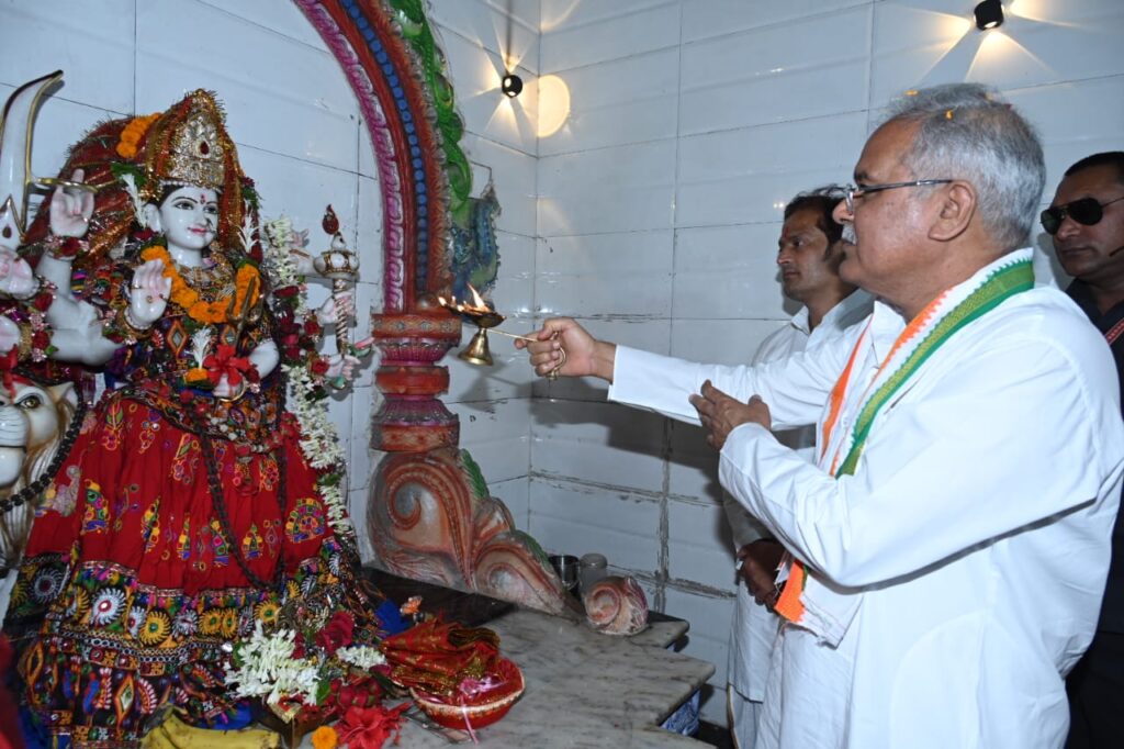 रायपुर :  मुख्यमंत्री श्री भूपेश बघेल ने अटारी स्थित दुर्गा मंदिर में पूजा अर्चना कर प्रदेशवासियों की खुशहाली और समृद्धि के लिए की कामना…