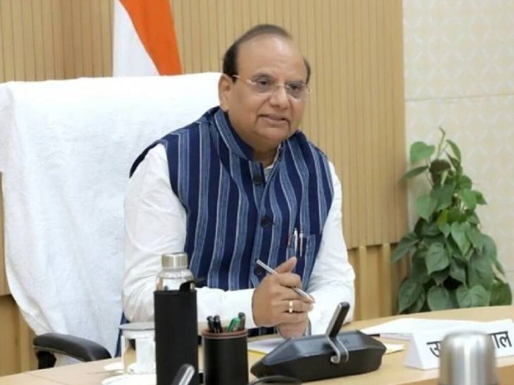 दिल्ली के LG का इशारों में केजरीवाल पर तंज: कहा- IIT करके भी कुछ लोग अशिक्षित; AAP ने PM की डिग्री पर सवाल उठाया था…