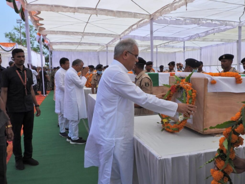 रायपुर : मुख्यमंत्री श्री भूपेश बघेल ने आज दंतेवाड़ा पहुंचकर अरनपुर क्षेत्र में आईईडी ब्लास्ट में शहीद जवानों को नमन करते हुए उनके पार्थिव शरीर पर पुष्पगुच्छ अर्पित कर श्रद्धाजंलि दी…