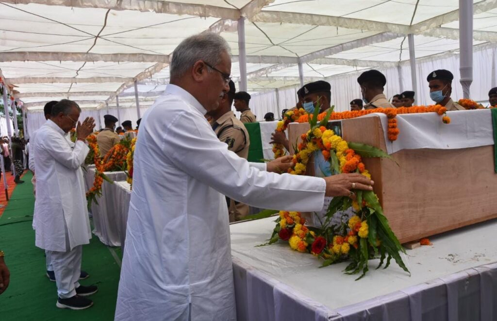 दंतेवाड़ा: मुख्यमंत्री श्री भूपेश बघेल ने आज दंतेवाड़ा पहुंचकर अरनपुर क्षेत्र में आईईडी ब्लास्ट में शहीद जवानों को नमन करते हुए उनके पार्थिव शरीर पर पुष्पगुच्छ अर्पित कर श्रद्धाजंलि दी…