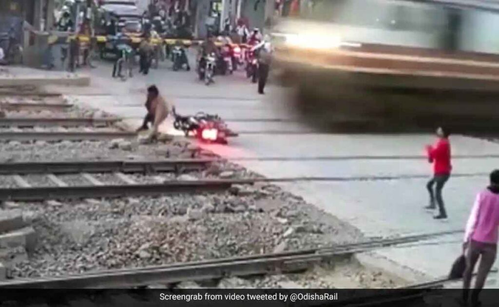 बाइक सवार रेलवे क्रॉसिंग पार कर रहा था, सामने से आ गई सुपरफास्ट ट्रेन, हड़बड़ाकर पटरी पर ही गिर पड़ा और फिर…
