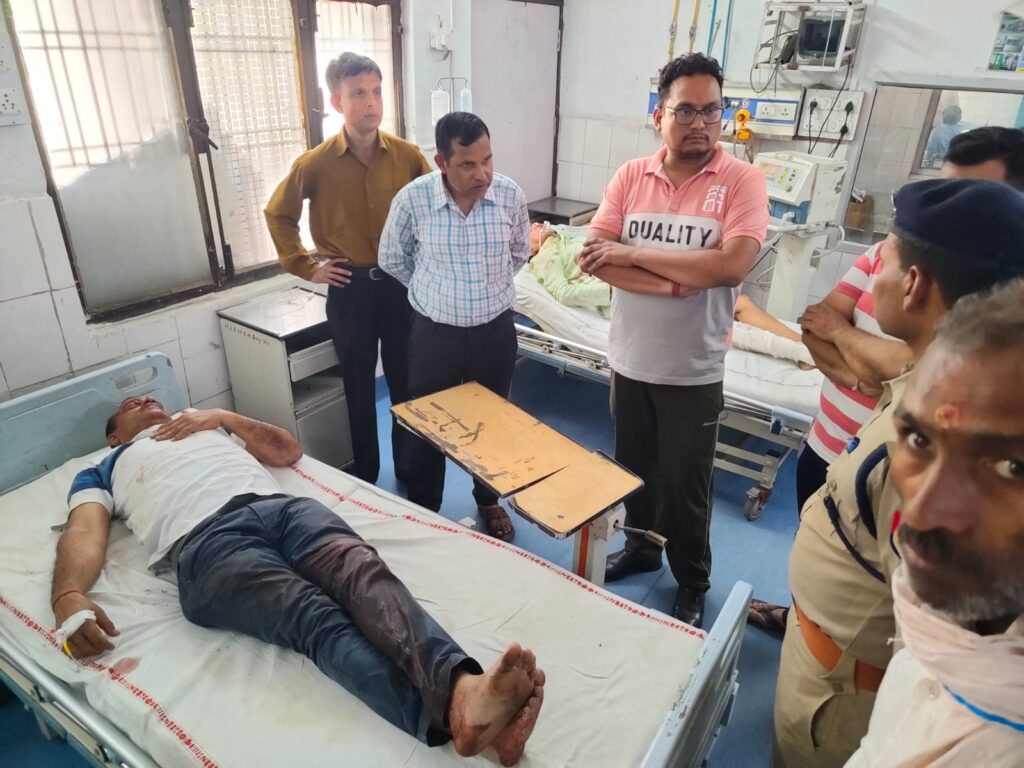 टायर फटने पर कार ट्रक से भिड़ी, 4 की मौत: महिला का सिर धड़ से हुआ अलग; मां पीतांबरा के दर्शन करके लौट रहा था परिवार…