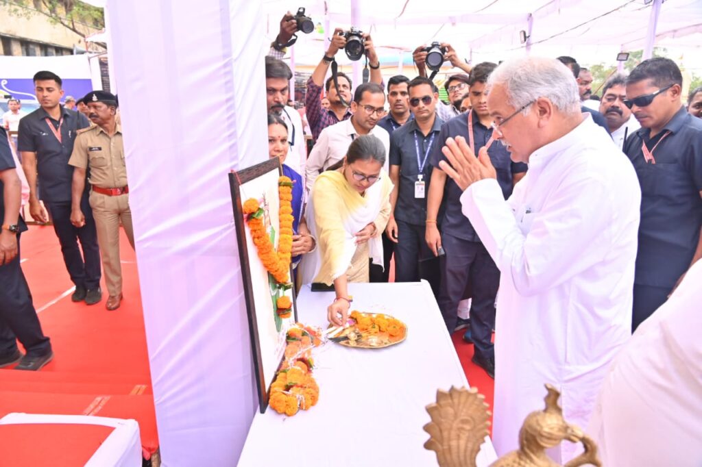 रायपुर : मुख्यमंत्री श्री भूपेश बघेल ने छत्तीसगढ़ महतारी के छायाचित्र के समक्ष माल्यार्पण एवं दीप प्रज्ज्वलित कर भेंट-मुलाकात कार्यक्रम की शुरुआत की…