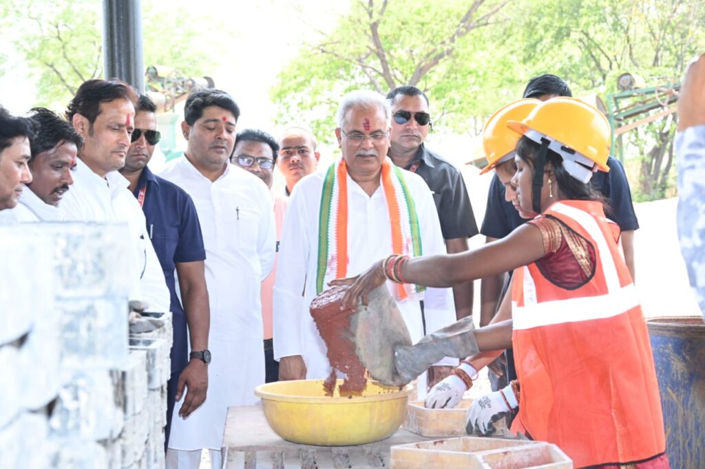 रायपुर : मुख्यमंत्री श्री भूपेश बघेल ने किया हीरापुर जरवाय में सी एंड डी प्लांट का लोकार्पण…