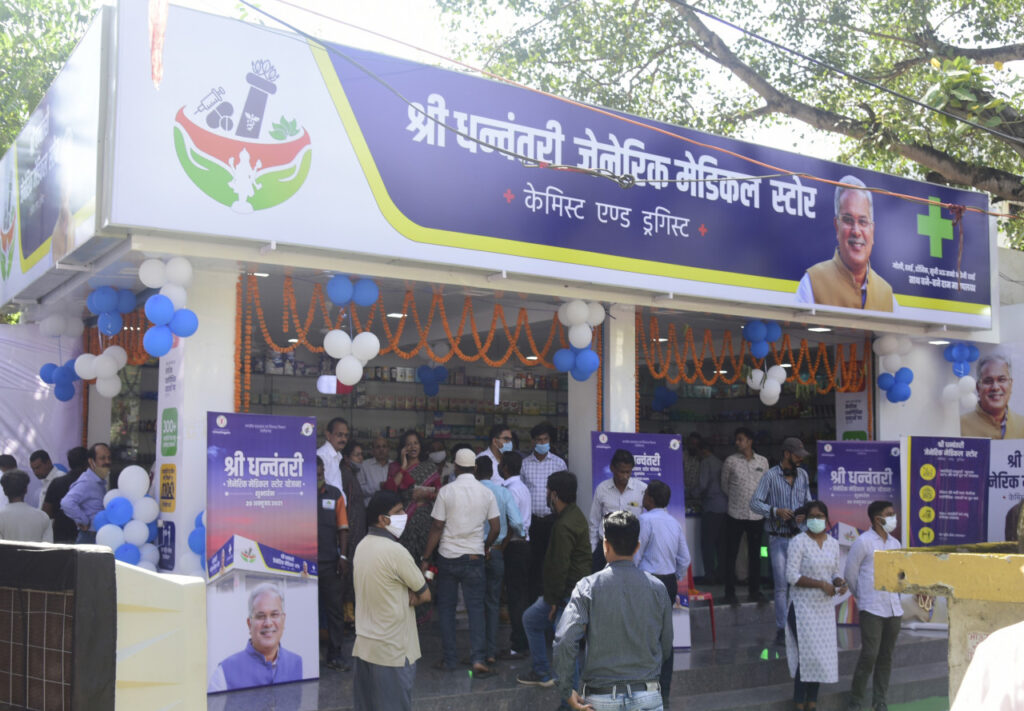 रायपुर : विशेष लेख : 67 हजार लोगों तक पहुंचे मितान, 46 लाख लोगों तक मुफ्त इलाज के लिए पहुंची एम्बुलेंस…