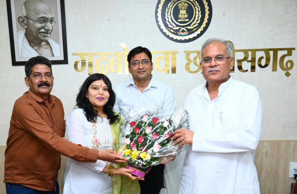 रायपुर : मुख्यमंत्री श्री भूपेश बघेल से लोक गायिका श्रीमती अलका परगनिहा चंद्राकर ने की सौजन्य मुलाकात…