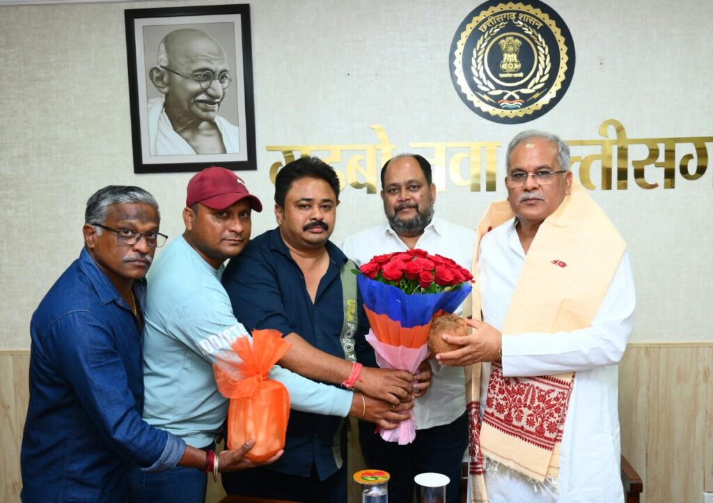 रायपुर : मुख्यमंत्री श्री भूपेश बघेल से बंगाली एसोसिएशन बिलासपुर के  पदाधिकारियों ने की सौजन्य मुलाकात…