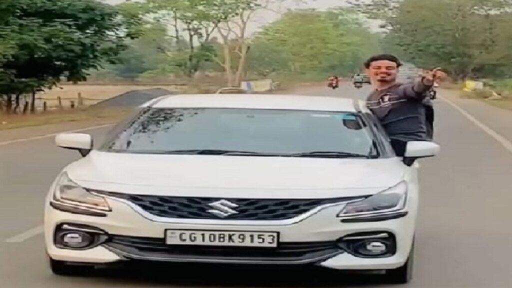 चलती कार में स्टंट करते हुए VIDEO ‌बनाना पड़ा महंगा: सोशल मीडिया पर वायरल होते ही हरकत में आई पुलिस, थमाया 10 हजार का चालान…