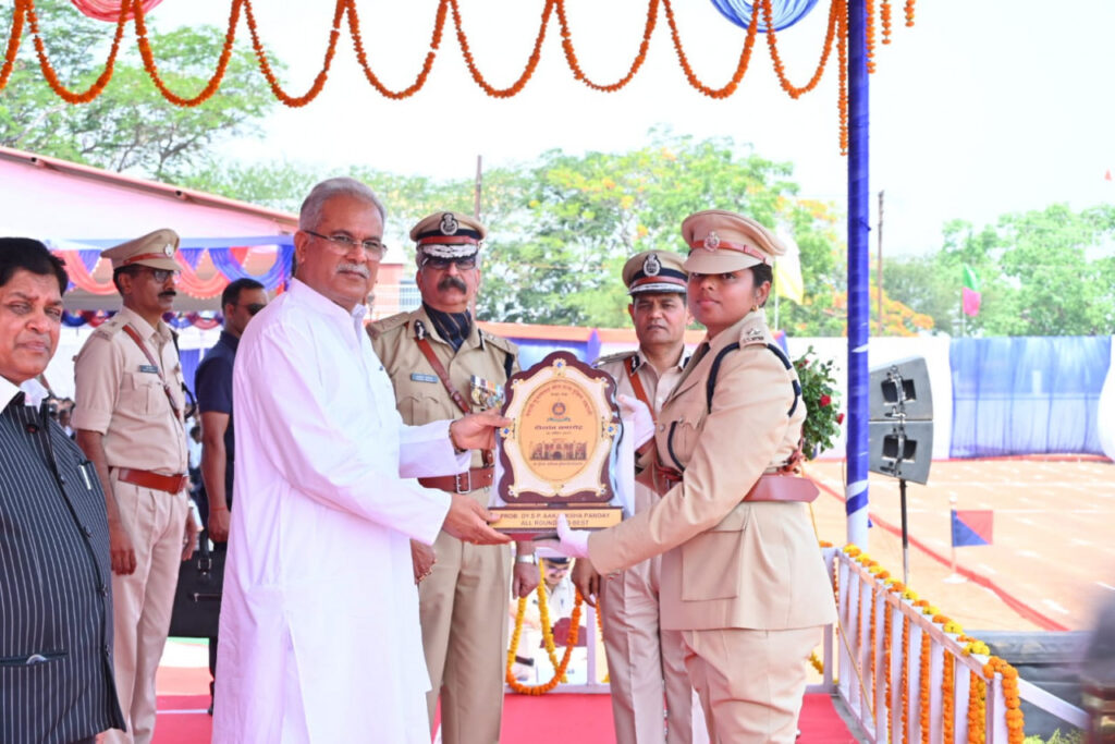 रायपुर : प्रशिक्षण के दौरान उत्कृष्ट प्रदर्शन करने वाले प्रशिक्षु उप पुलिस अधीक्षक हुए सम्मानित..