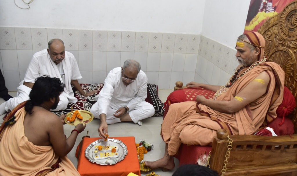 रायपुर : पंचकुण्डीय श्रीरुद्र महायज्ञ एवं शिव महापुराण कथा में शामिल हुए मुख्यमंत्री श्री बघेल..