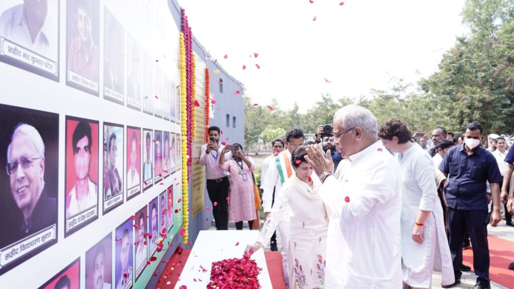 रायपुर : मुख्यमंत्री श्री भूपेश बघेल एवं विशिष्ट अतिथि श्रीमती प्रियंका गांधी ने झीरम मेमोरियल पहुंचकर शहीदों की प्रतिमाओं पर पुष्पांजलि अर्पित कर उन्हें नमन किया…