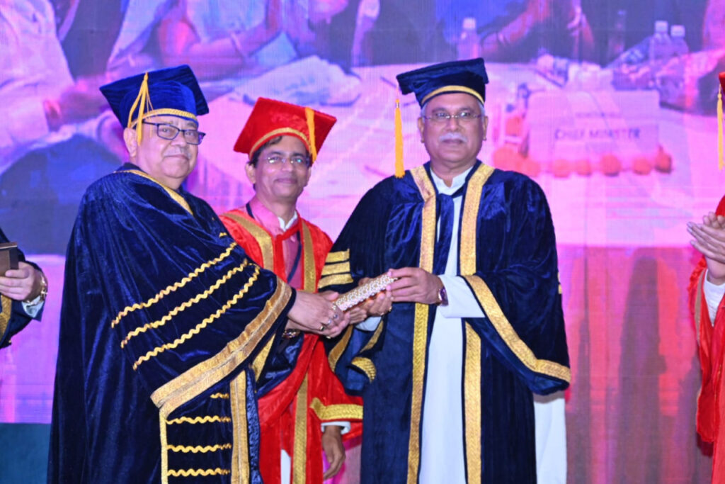 रायपुर : मुख्यमंत्री श्री भूपेश बघेल को फ्रांस की यूनिवर्सिटी ने डॉक्टरेट की उपाधि से नवाजा…